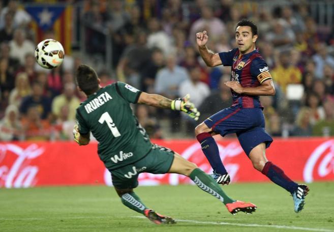Xavi marca un gol al Eibar, durante un encuentro de esta temporada.