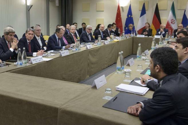 La mesa de negociaciones de hoy en Lausana.