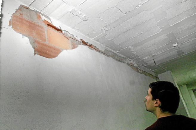 Un joven observa una grieta en el techo de una casa en Benalua,...