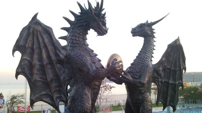 Escultura de una familia de dragones en Varna, Bulgaria.