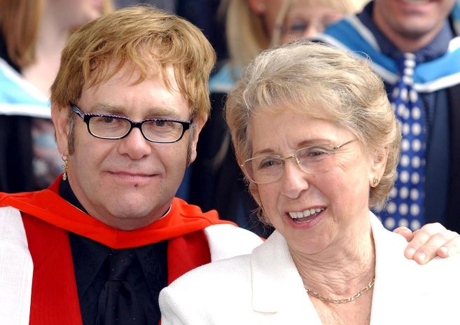 Elton John y su madre, en una imagen de archivo.