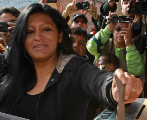 La candidata para la alcalda de El Alto, Soledad Chapetn, emite su...