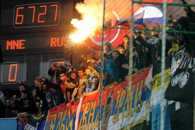 Aficionados rusos en las gradas, durante el partido clasificatorio...