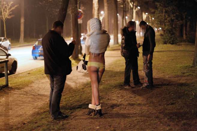 Agentes de polica piden su identificaciones a una prostituta y a su...
