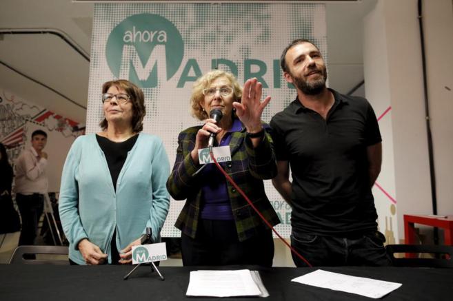 Manuela Carmena (centro), Ins Sabans y Nacho Murgui, ayer, en la...