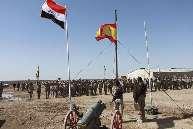 Izado de la bandera espaola en la base iraqu de Besmayah, el...