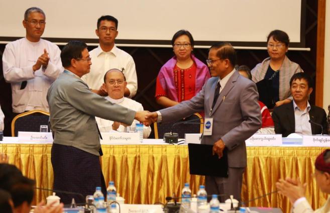 El presidente de Birmania, Thein Sein (centro), observa el apretn de...
