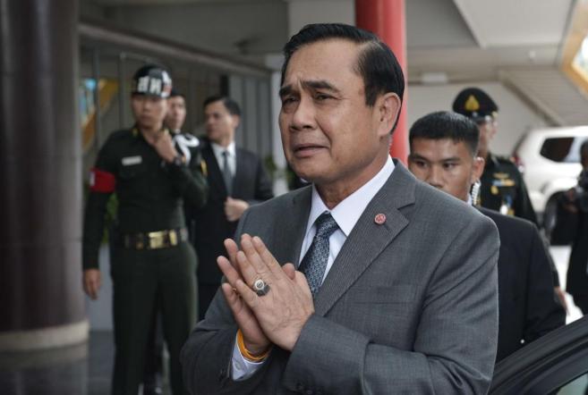 El primer ministro tailands, Prayuth Chan-o-cha, realiza un saludo...