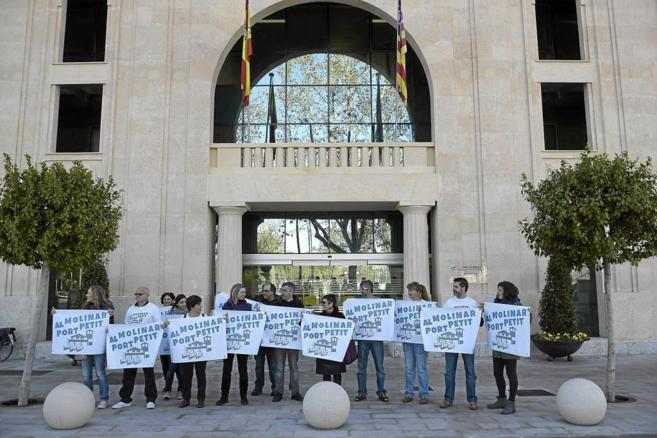 Vecinos del Molinar protestan ante la Autoridad Portuaria de Baleares.