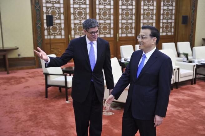 El primer ministro chino, Li Keqiang, y el secretario del Tesoro de...