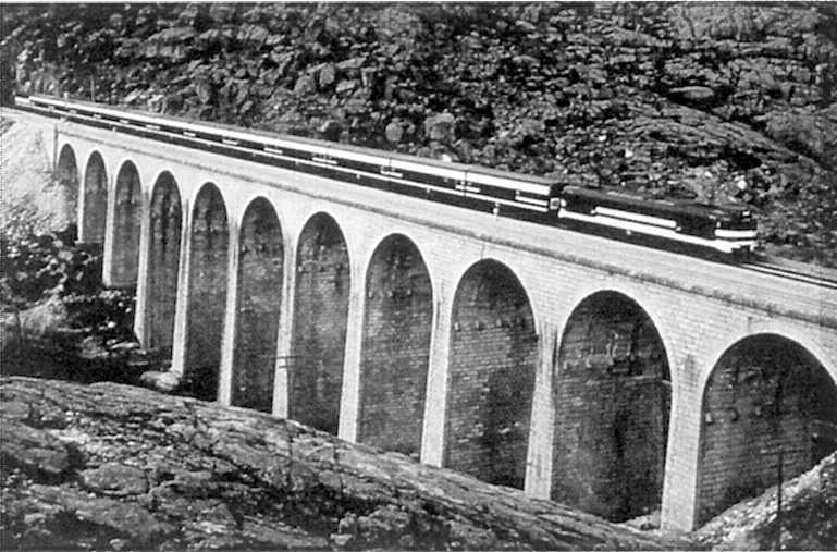 Un tren Talgo sobre un puente