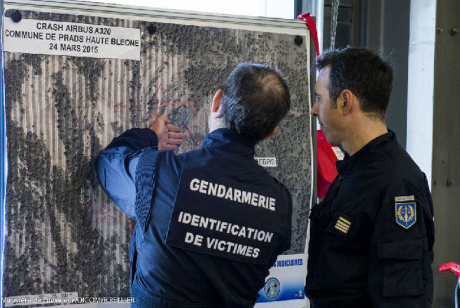 Expertos en identificación de víctimas de la Gendarmería trabajan...