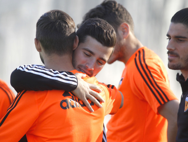 Jos Luis Gay se abraza con su compaero y amigo Paco Alccer.