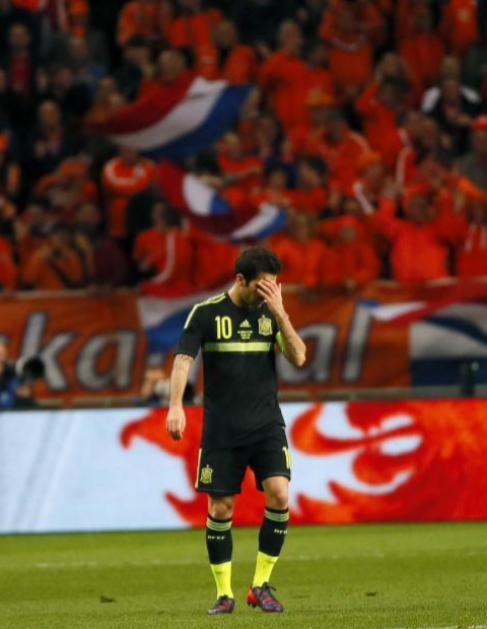 Cesc se lamenta tras encajar el primer gol del partido.