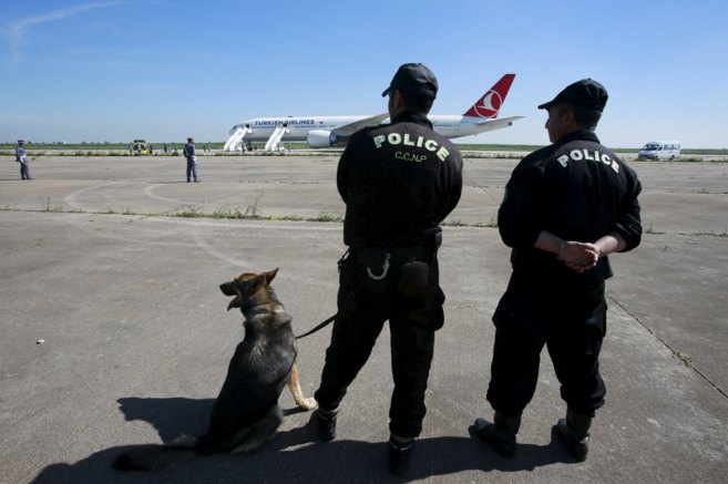 Dos miembros de seguridad custodian el avin de Turkish Airlines...