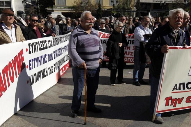 Un grupo de ancianos protesta este mircoles en Atenas para pedir la...