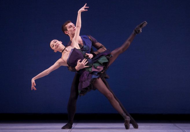 Dos bailarines de la Compaa Nacional de Danza, actuando en...