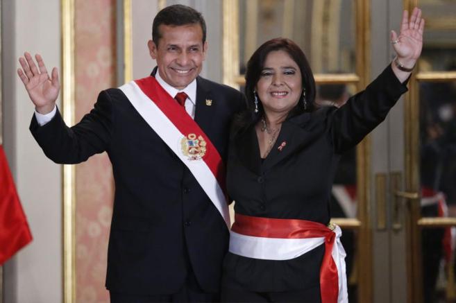 El presidente peruano Ollanta Humala junto a la censurada Ana Jara.