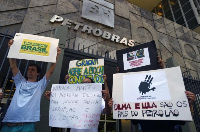 Protesta contra la presidentra brasilea Dilma Rousseff ante una de...