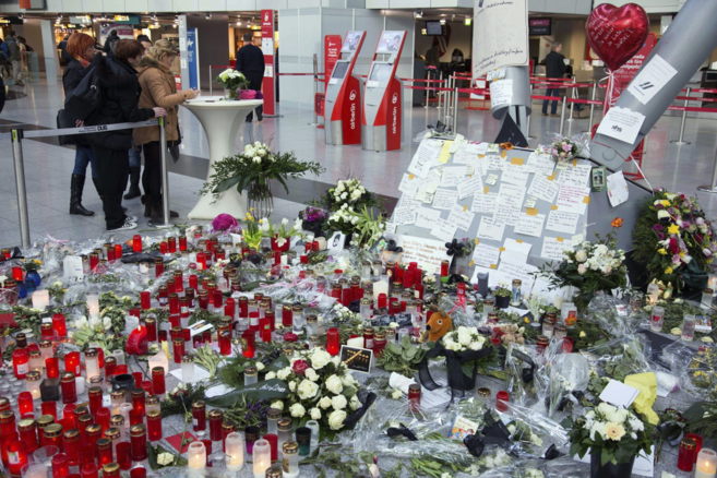 Un altar improvisado en memoria de las víctimas en el aeropuerto de...