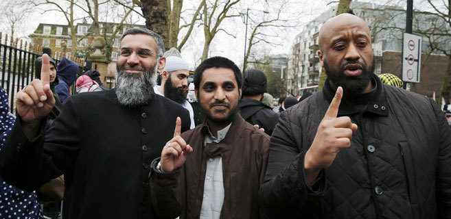 Choudary, a la izquierda, tras su llamamiento este viernes en Londres.