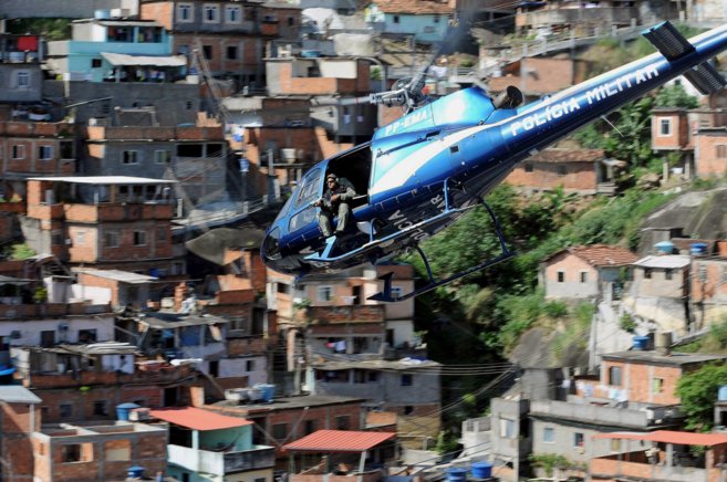 Un helicptero sobrevuela el complejo de favelas de Alemao.