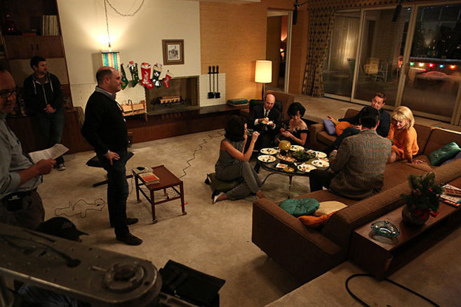 El creador Matthew Weiner y el reparto de 'Mad Men' en el set de...