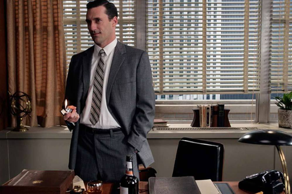 Don Draper, en su despacho con su inseparable zippo. El creativo...