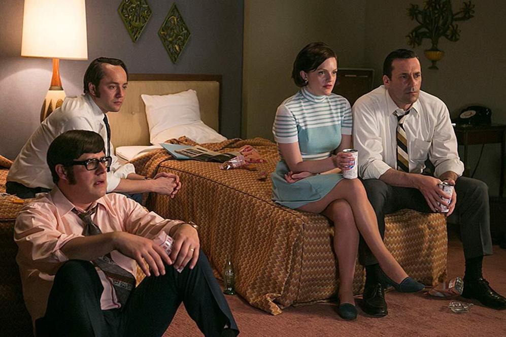 Pete Harry, Peggy y Don Draper contemplando la televisin en la...