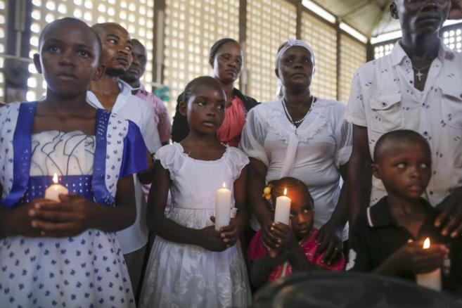 Kenianos rezando por los fallecidos en la masacre de Garissa.
