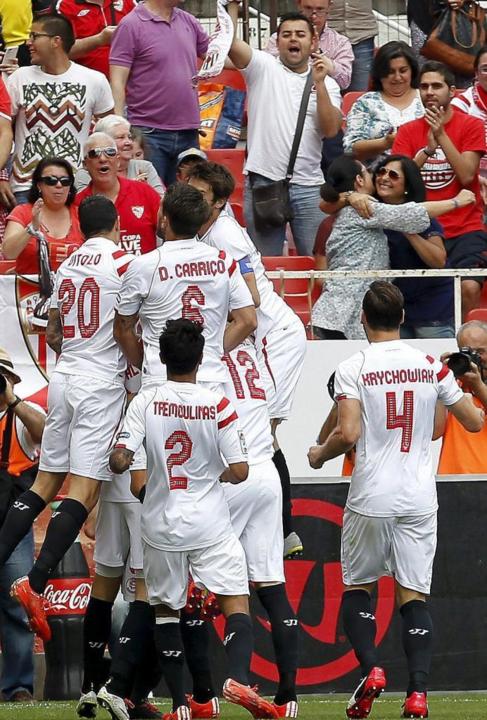 Los jugadores del Sevilla celebran un gol ante el Athletic el pasado...