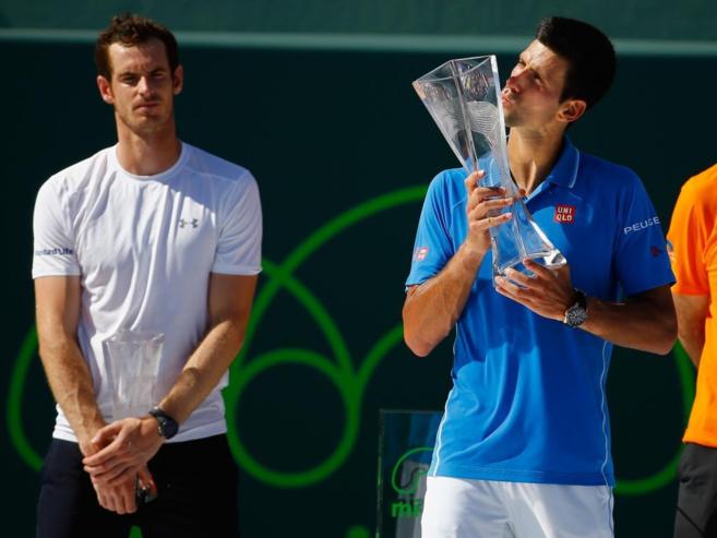 Novak Djokovic besa su quinta copa en Miami.
