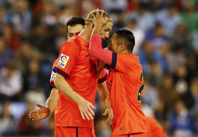 Adriano coge la cabeza a Mathieu tras el gol en Vigo.
