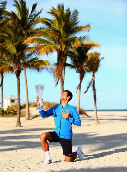 Novak Djokovic posa en la playa con el trofeo de Miami.