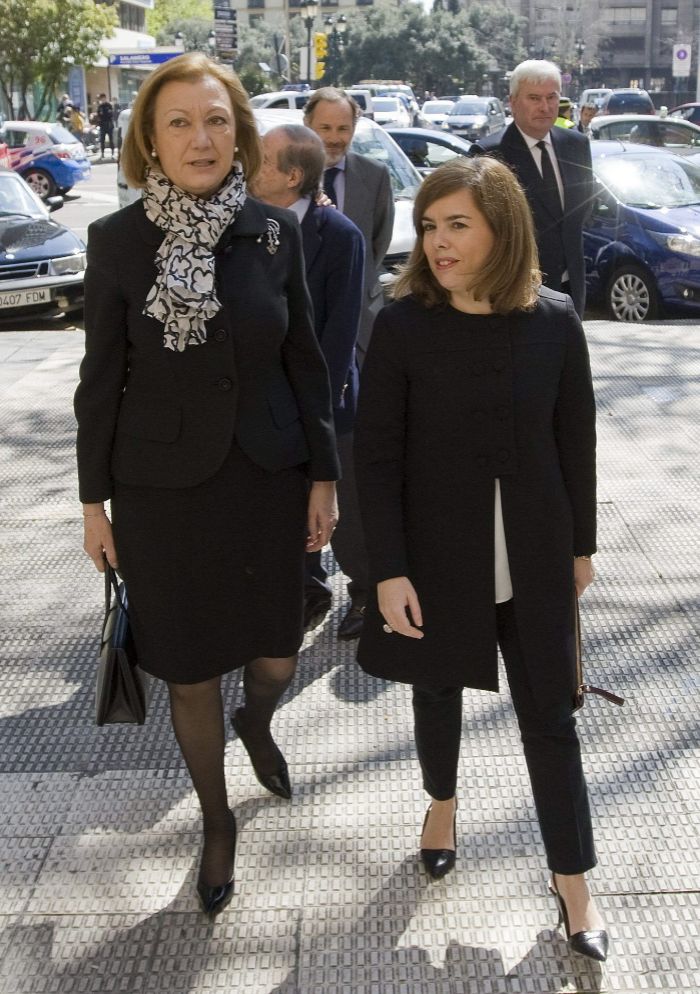 La vicepresidenta del Gobierno, Soraya Saenz de Santamara (d) y la...