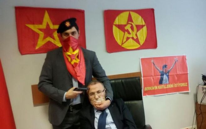 El fiscal Mehmet Selim Kiraz, encaonado por un terrorista antes de...