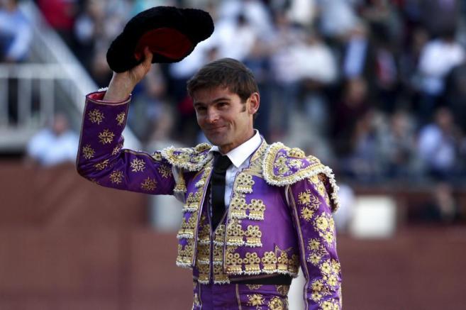 Eugenio de Mora saluda el reconocimiento de la aficin de Madrid