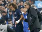 David Luiz, retirndose lesionado durante el partido contra el...