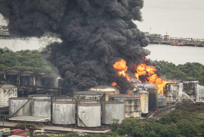 Los tanques de combustible del puerto de Santos, envueltos en llamas.