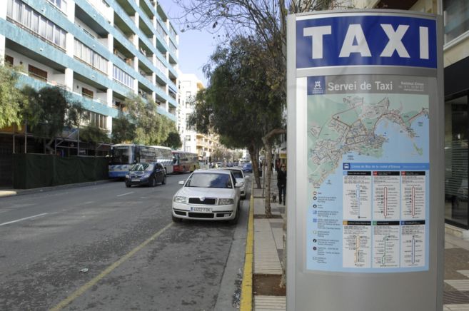 Imagen de una cntrica parada de taxis en Ibiza.
