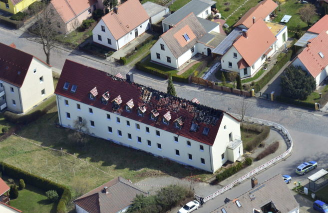 Vista aérea del albergue incendiado en Tröglitz (Alemania) que iba a...