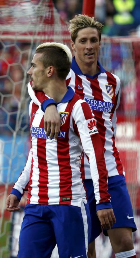 Torres felicita a Griezmann tras el segundo gol de la tarde.
