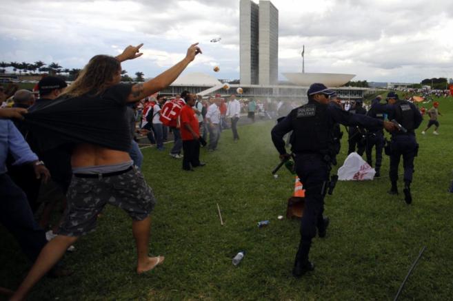 Manifestantes enfrentndose a la polica militar de Brasilia frente...