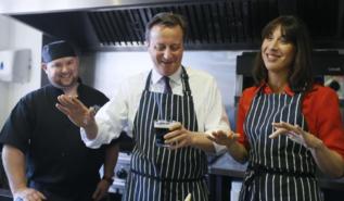David Cameron, con su esposa, Samantha, en Cardiff.