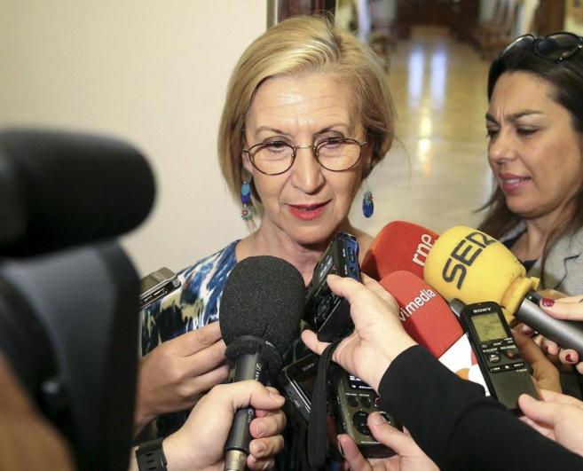 Rosa Dez atiende a la prensa en los pasillos del Congreso de los...