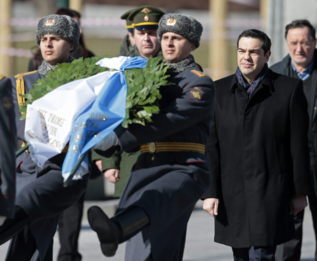 Tsipras, en una ofrenda floral en Mosc.