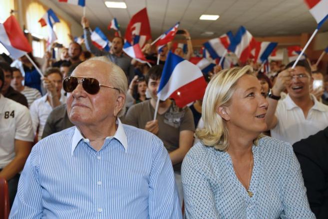 Marine Le Pen y su padre, Jean-Marie, en un congreso del Frente...