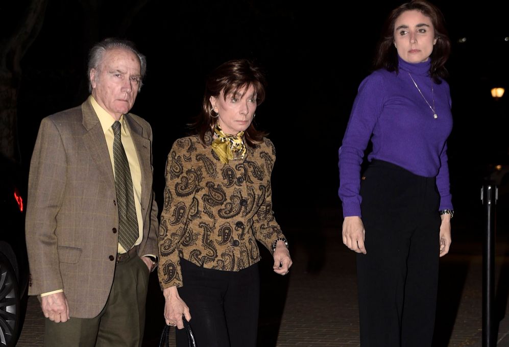 Emilio lvarez, con Paloma Segrelles madre e hija, anoche.