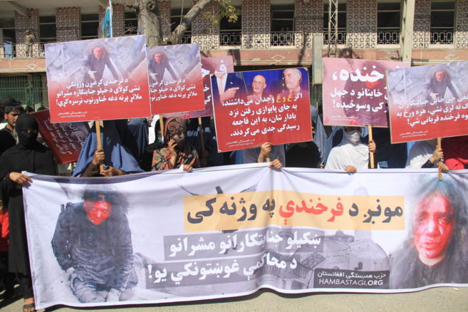 Manifestantes afganos durante una protesta contra el brutal...