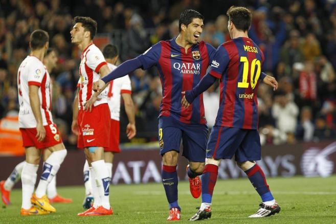 Luis Surez y Messi, celebran un gol frente al Almera.